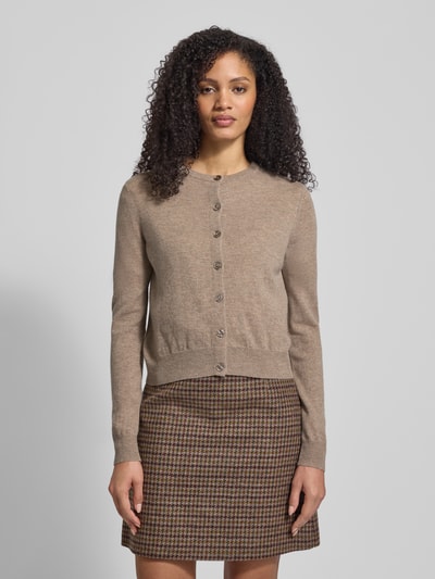 Vrouwenmodel draagt Slim Fit Strickjacke aus Woll-Kaschmir-Mix Modell 'NEBBIA' van Weekend Max Mara, beige, uni, lange mouwen, hele voorkant.