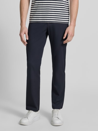 Mężczyznamodel nosi Comfort Fit Hose mit Eingrifftaschen von Christian Berg Men, granatowy kolor, mieszanka materiałów z dodatkiem wiskozy, wpuszczane kieszenie, szerokość w rozmiarze 32/32: 41 cm, długość wewnętrzna nogawki: 78 cm, spodnie materiałowe, widok z przodu, całe ciało.