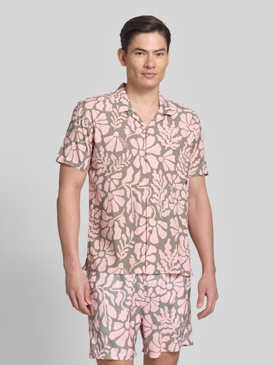 Männermodel trägt Freizeithemd im Allover-Look Modell 'Melo' von BOARDIES in Rosa und Beige, LENZING™ ECOVERO™, Nahaufnahme Oberkörper.