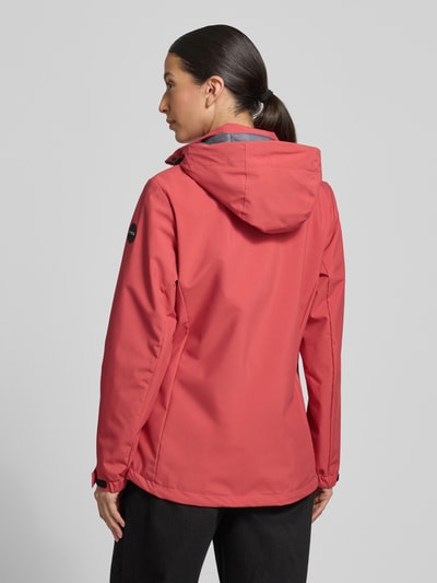 Frauenmodel trägt Parka mit Kapuze und verdecktem Reißverschluss von G.I.G.A. DX in Rot, gerader Schnitt, wasserabweisend, Ganzkörperansicht Rückansicht. Rückenlänge 70 cm, Schulterbreite 41 cm, Brustweite 51 cm, Ärmellänge 63 cm, Label-Patch, seitliche Reißverschlusstaschen.