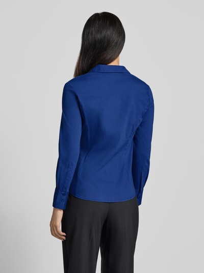 Frauenmodel trägt Hemdbluse aus Baumwoll-Mix von MORE & MORE in Dunkelblau, taillierte Passform, lange Ärmel, Ganzkörperansicht Rückansicht.