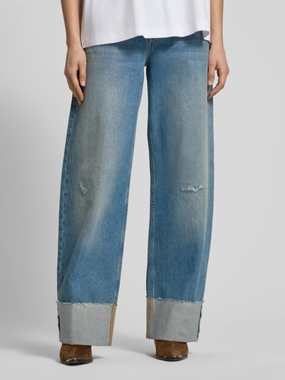 Vrouwenmodel draagt jeans im Used-Look model 'MEDLEY' van Drykorn in katoenmix, relaxed fit, met omslag, blauwe kleur, frontale geheelopname.