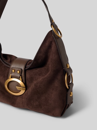 Produktfoto, Shoulder Bag mit Logo-Detail Modell 'CAMDEN' von GUESS aus braunem Wildleder und Glattleder mit goldfarbenen Details, strukturierte Oberfläche