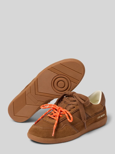 Produktfoto, Sneaker aus Leder Modell 'Augustine' van Steve Madden in bruin met afgeronde punt, vetersluiting, labeldetail, hakhoogte 3 cm, schachthoogte 7 cm, schachtbreedte 6 cm, dames sneakers van echt leer, detailrijke textuur
