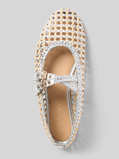 Produktfoto, Ballerinas aus Leder-Mix in Flecht-Optik von INUOVO, semitransparentes Design mit Zierschnalle, glatte Sohle, abgerundete Passform, Absatzhöhe 1 cm bei Größe 40.