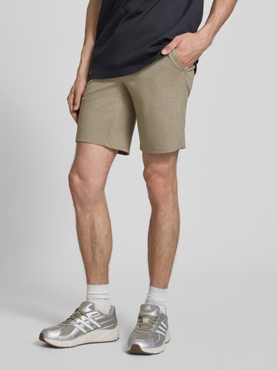 Männermodel trägt Regular Fit Chinoshorts aus Viskose-Mix Modell 'MARK' von Only & Sons in Melange-Optik, Ganzkörperansicht von vorne. Eingrifftaschen, Label-Applikation, Gürtelschlaufen, Knopf und verdeckter Reißverschluss, Material: Viskose-Mix.