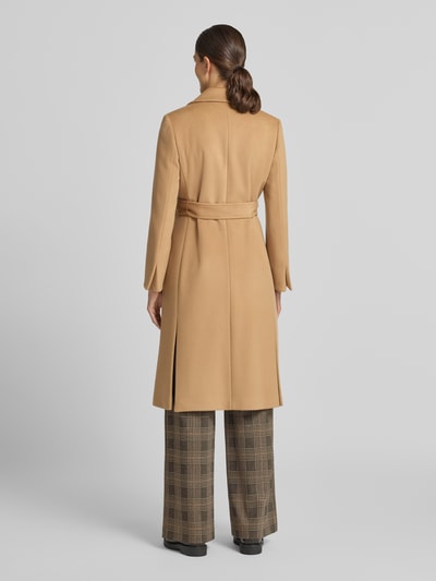 Frauenmodel trägt Regular Fit Mantel aus reiner Baumwolle Modell 'RUNAWAY' von MAX&Co. in Beige, glatte Textur, Ganzkörperansicht Rückansicht, Damen Mantel von MAX&Co.