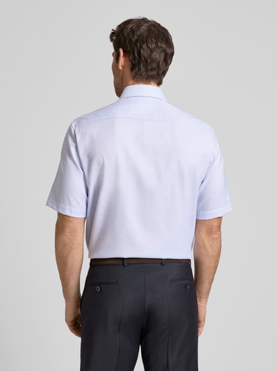 Männermodel trägt Comfort Fit Business-Hemd aus Baumwolle mit Kentkragen von ETERNA, Reine Baumwolle, 1/2-Arm, Rückansicht, Ganzkörperansicht.