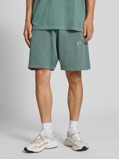 adidas Sportswear Szorty o kroju relaxed fit z wyhaftowanym logo model ‘Aurivy’ Ciemnozielony 4