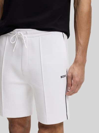 Männermodel trägt Regular Fit Sweatshorts aus Baumwoll-Mix Modell 'JT_JOIN HEADLO' von BOSS Green, Optik: Unifarben, Label-Applikation, Paspeln, Bundabschluss: elastisch mit Tunnelzug, Reißverschlusstaschen, Materialverarbeitung: Sweat, Material: Baumwoll-Mix, Nahaufnahme Oberkörper.