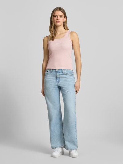 Modelka kobieta ma na sobie różowe Tanktop mit Logo-Print Modell 'Cesis' od Pegador z bawełnianego dżerseju, krój slim fit, głęboki dekolt, przód logo, długość pleców w rozmiarze S: 49 cm, cała sylwetka z przodu