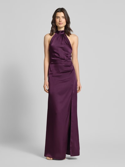 Frauenmodel trägt Regular Fit Abendkleid mit Raffungen von Jake*s Cocktail aus lila Satin, Halterneck, Gehschlitz, Ganzkörperansicht von vorne.