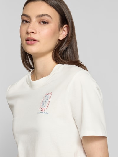Frauenmodel trägt Relaxed Fit T-Shirt aus reiner Baumwolle - Special Drop von Marc O’Polo Denim, unifarben, Motiv- und Label-Print, Jersey, Nahaufnahme Oberkörper.