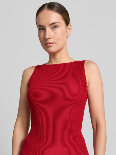Frauenmodel trägt Stricktop aus Viskose-Mix in Ripp-Optik von Zero in Rot, Slim-Fit, Rundhalsausschnitt, Rückenlänge 51 cm bei Größe 36, Nahaufnahme Oberkörper.