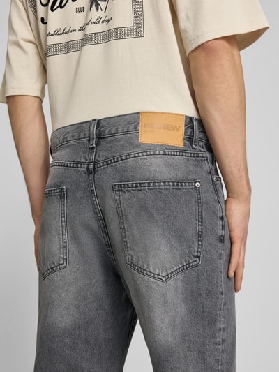 Männermodel trägt Baggy Jeans im 5-Pocket-Design von REVIEW in Grau, Reine Baumwolle, Lockerer-Schnitt, Detailaufnahme Rückansicht.