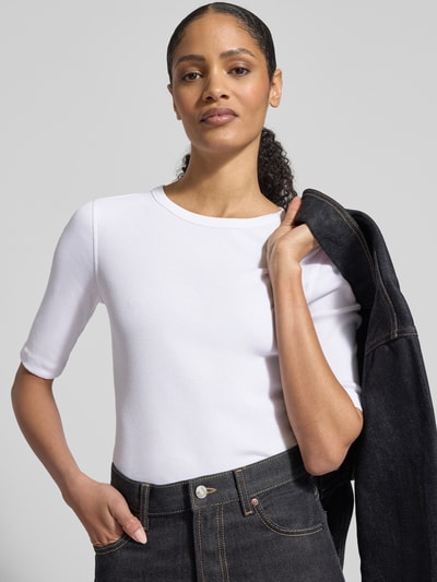 Vrouwenmodel draagt Regular Fit Longsleeve met ronde hals, model 'Selay' van Drykorn, puur katoen, wit, structuureffect, halve mouw, frontale borst-close-up.