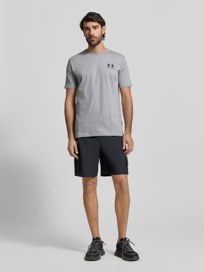 Under Armour T-shirt o kroju regular fit z nadrukiem z logo model 'Left' Średnioszary 1
