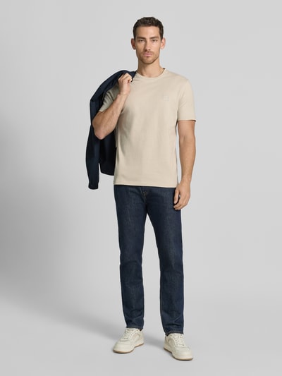 Männermodel trägt Regular Fit T-Shirt aus reiner Baumwolle Modell 'TALES' von BOSS Orange, Optik: Unifarben, Ganzkörperansicht von vorne.