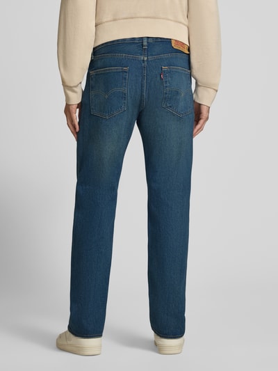 Männermodel trägt blaue Straight Fit Jeans aus reiner Baumwolle Modell '501®' von Levi's®, klassische Waschung, Ganzkörperansicht Rückansicht. Herren Straight Fit Jeans von Levi's®