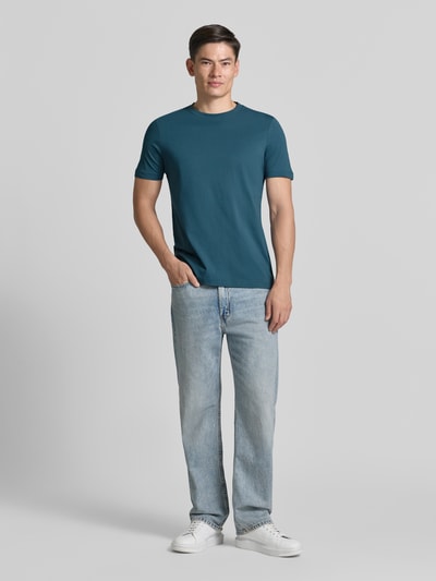 Männermodel trägt Regular Fit T-Shirt aus reiner Baumwolle von s.Oliver RED LABEL, unifarben, Rundhals, kurzarm, Ganzkörperansicht von vorne