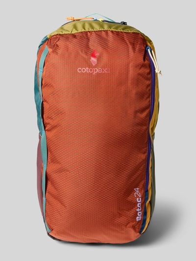 Produktfoto, Rucksack mit Logo-Print Modell 'Batac' von Cotopaxi in Orange mit bunten Farbakzenten, strukturiertes Textil, 24 Liter, Reißverschlüsse.