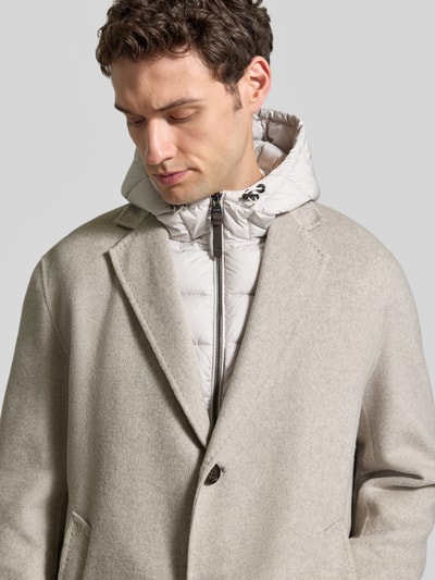 Männermodel trägt Regular Fit Mantel aus Woll-Mix mit Kaschmir-Anteil Modell 'Daviot' von JOOP! COLLECTION in Beige, Nahaufnahme Oberkörper.