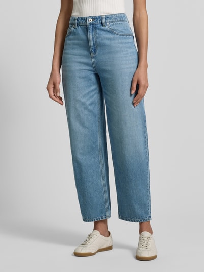 Frauenmodel trägt Loose Fit Jeans mit 5-Pocket-Design von Jake*s Casual, hellblaue Denim-Farbe, lockerer Schnitt, Knopf-Reißverschluss, Ganzkörperansicht von vorne. Bundweite 41 cm, Innenbeinlänge 69 cm bei Größe 36.