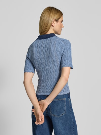 Frauenmodel trägt Strickshirt mit Umlegekragen und Schlüsselloch-Ausschnitt von Scotch & Soda, Baumwoll-Mix, Slim Fit, Rückansicht.