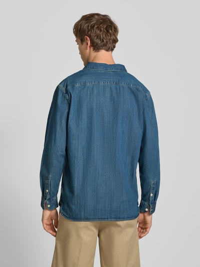 Männermodel trägt Relaxed Fit Jeanshemd aus reiner Baumwolle Modell 'JACKSON WORKER' von Levi's®, mittleres Blau, Ganzkörperansicht Rückansicht, Herren Jeanshemd von Levi's®.