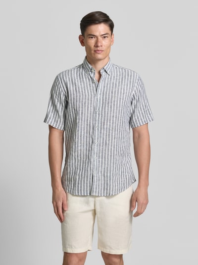Männermodel trägt Regular Fit Freizeithemd mit Button-Down-Kragen von Fynch-Hatton, Baumwolle-Leinen-Mix, graue Streifen, Knopfleiste, Logo-Stitching, Rückenlänge 76 cm, Schulterbreite 45 cm, Ärmellänge 26 cm, Ganzkörperansicht von vorne.
