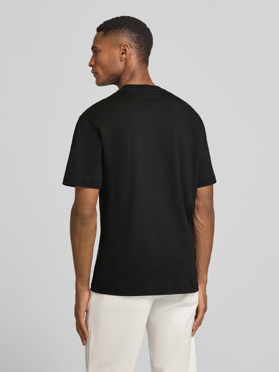 Männermodel trägt Regular Fit T-Shirt aus reiner Baumwolle von Lacoste, Optik: Unifarben, Ganzkörperansicht Rückansicht.