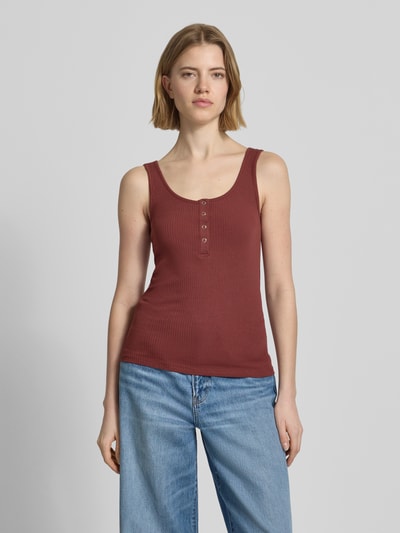 Frauenmodel trägt Slim Fit Tank Top aus Bio-Baumwoll-Mix Modell 'KITTE' von Pieces, Optik: Unifarben, Materialverarbeitung: Ripp, Knopf-Detail, Henley-Ausschnitt, breite Träger, Ganzkörperansicht von vorne.