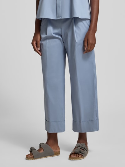 Vrouwenmodel draagt Culotte met riem en steekzakken van Windsor in lichtblauwe katoenmix met stretch, wide leg fit, omslagzoom, detailopname onderlichaam.