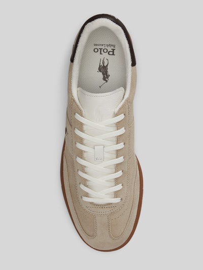 Produktfoto, Low Top Sneaker aus Veloursleder von Polo Ralph Lauren in Beige mit abgerundeter Schuhspitze, flacher Absatz, strukturierte Sohle, Logo-Stitching und Label-Prägung, Kontrastdetail, Schnürung, echtes Leder, Obermaterial in Veloursoptik, Draufsicht.