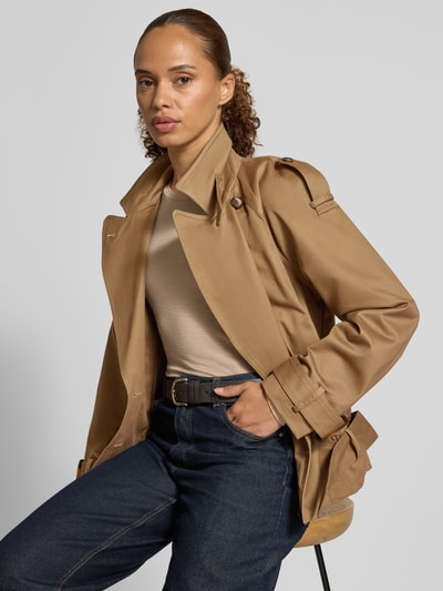 Frauenmodel trägt Regular Fit Jacke aus reiner Baumwolle Modell 'Winnie' von ba&sh, beige, zweireihig, Reverskragen, Nahaufnahme Oberkörper.