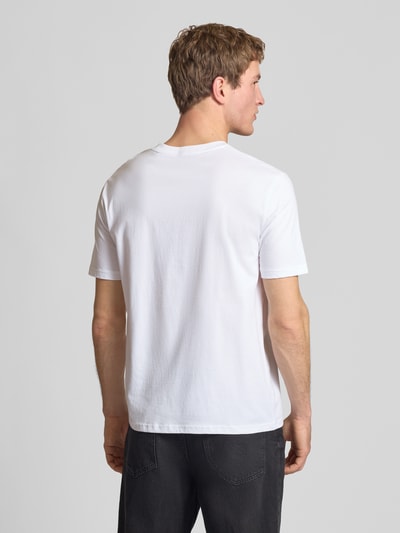 Mężczyzna nosi Regular Fit T-Shirt Set im 2er-Pack von Marc O'Polo z bawełny, kolor biały, krój regular fit, widok całej sylwetki z tyłu.