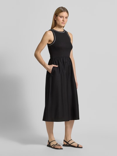 Vrouwenmodel draagt Regular Fit Midikleid mit Rundhalsausschnitt van Jake*s Casual in zwart, mouwloos, pure katoen, licht A-lijn, getailleerde pasvorm, totale lichaamsvoorzijde.