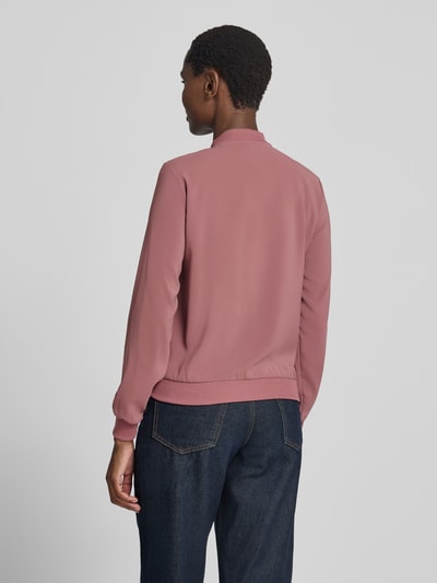 Männermodel trägt Regular Fit Blouson mit Allover-Muster Modell 'COCO' von VERO MODA in Altrosa, gładka tkanina, Ganzkörperansicht Rückansicht, damska bomberka/bluzon