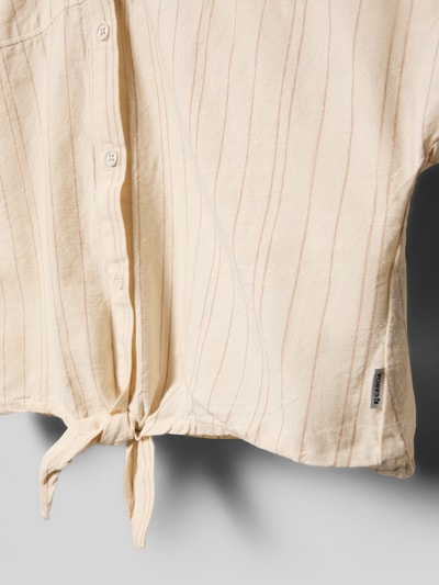 Produktfoto, Regular Fit Hemdbluse mit Zierknoten von Garcia aus Reiner Baumwolle, Kurzärmelig, Hemdblusenkragen, durchgehende Knopfleiste, beige mit feinen Streifen, weiche Textur, Detailaufnahme