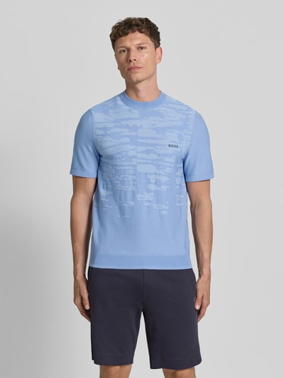 Männermodel trägt Regular Fit T-Shirt aus Viskose-Mix Modell 'KN_Globe TS' von BOSS Green in Hellblau mit Strickstruktur und Label-Schriftzug, Ganzkörperansicht von vorne.