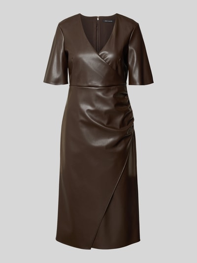 Produktfoto, Midikleid in Leder-Optik von Armani Exchange in Dunkelbraun, taillierte Passform, Wickel-Optik, V-Ausschnitt, Raffungen
