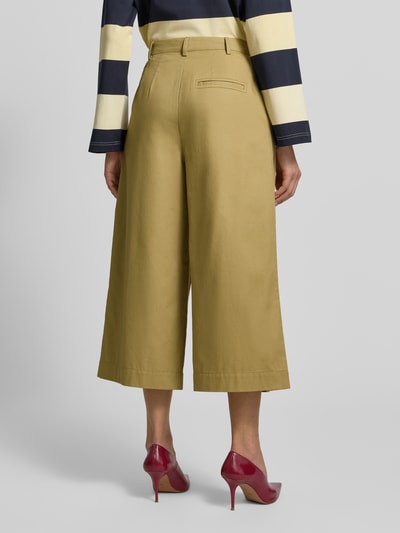 Frauenmodel trägt Stoffhose in verkürzter Passform von JAKE*S STUDIO WOMAN, Reine Baumwolle, Lockerer-Schnitt, Gesäßtasche, Ganzkörperansicht Rückansicht.