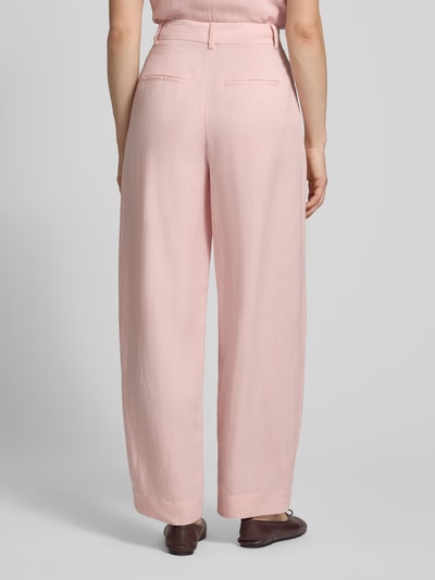 Frauenmodel trägt High Waist Stoffhose aus Viskose-Mix Modell 'Franciska' von MSCH Copenhagen in zartem Rosa mit Leinen-Viskose-Anteil, Barrel Fit und Gesäßtaschen, Damen Stoffhose, Leinen-Viskose-Mix, Bundweite 36 cm, Innenbeinlänge 79 cm, Ganzkörperansicht Rückansicht.