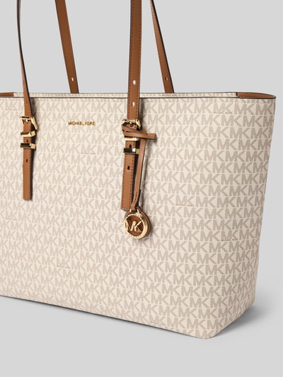 Produktfoto, Shopper mit Label-Details Modell 'QUINN' von MICHAEL Michael Kors, beige mit braunen Tragegriffen, Hauptfach, Breite 45 cm, Länge 29 cm, Tiefe 15 cm, Länge Schulterriemen 65 cm, dezentes Muster und strukturierte Oberfläche