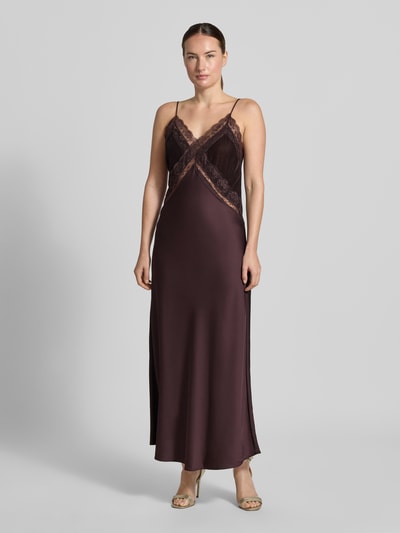 Frauenmodel trägt Slim Fit Kleid mit Viskose-Anteil von Stefanel in Dunkelbraun mit Spitzenbesatz, semitransparente Partien, Ganzkörperansicht von vorne.