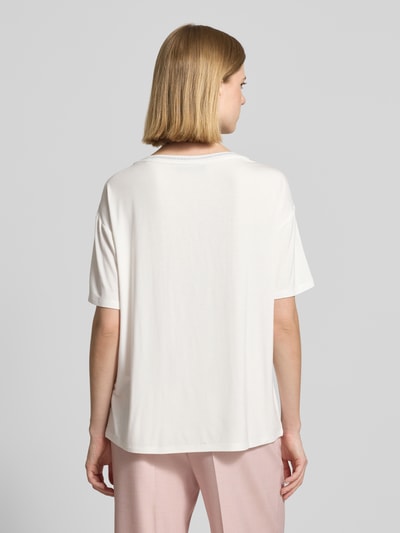 Frauenmodel trägt Regular Fit T-Shirt aus Viskose-Mix von Betty Barclay, floraler-Print, Rundhalsausschnitt, Rückenlänge 59 cm, Ganzkörperansicht Rückansicht.