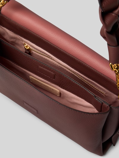 Produktfoto, Shoulder Bag mit Logo-Print Modell 'Grana' von Coccinelle in Dunkelrot mit geteiltem Hauptfach, Überschlag und goldfarbenen Details, Struktur-Lederoptik, Kontext: abnehmbare Schulterriemen, Abmessungen 28x17x10 cm, 130 cm Riemenlänge
