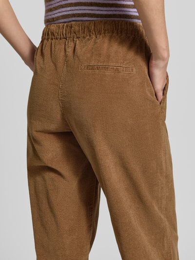Vrouwenmodel draagt Relaxed Fit corduroy broek uit katoenmix model 'JAIMILAA' van ARMEDANGELS, bruine stof met ribtextuur, Dames, detailopname rugaanzicht.