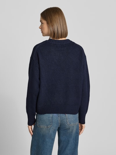 Vrouwenmodel draagt donkerblauwe gebreide pullover met opgestikte zak, relaxed fit, mix met wol, Model 'FRANKIE' van Topshop, ruglengte maat S 54 cm, mouwlengte maat S 53 cm, dames, rugaanzicht
