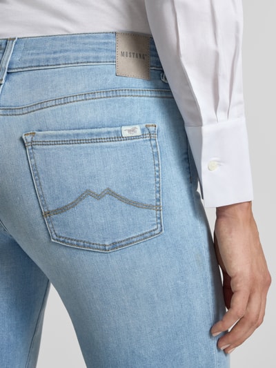 Männermodel trägt Caprijeans mit Eingrifftaschen von Mustang in hellem Blau, Used-Look, Baumwoll-Mix, Nahaufnahme Rückansicht.